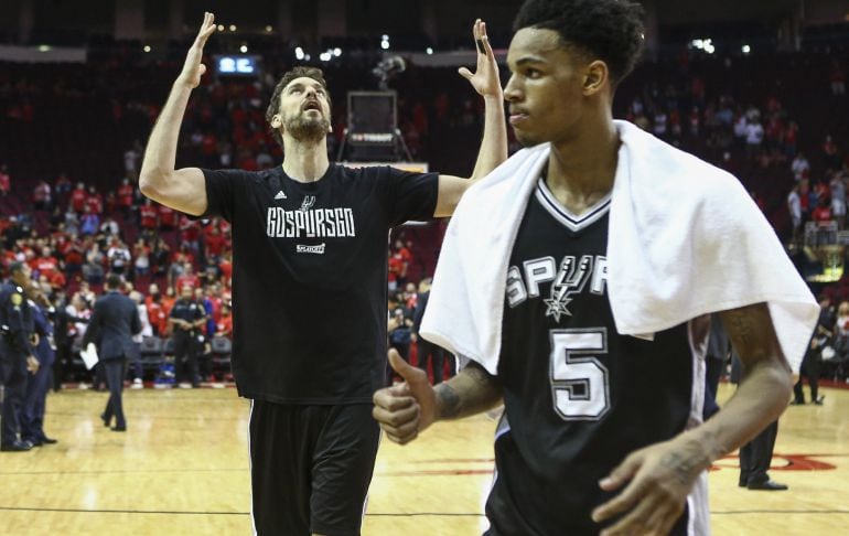 Pau Gasol mira a la grada donde estaban los aficionados de los Spurs