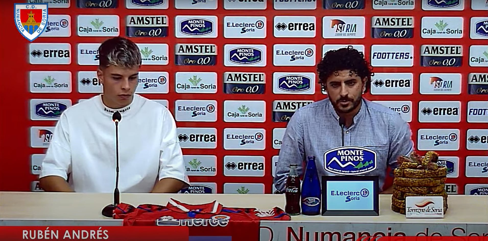 Rubén Andrés (d), director deportivo del Numancia, en la presentación de Mahicas.