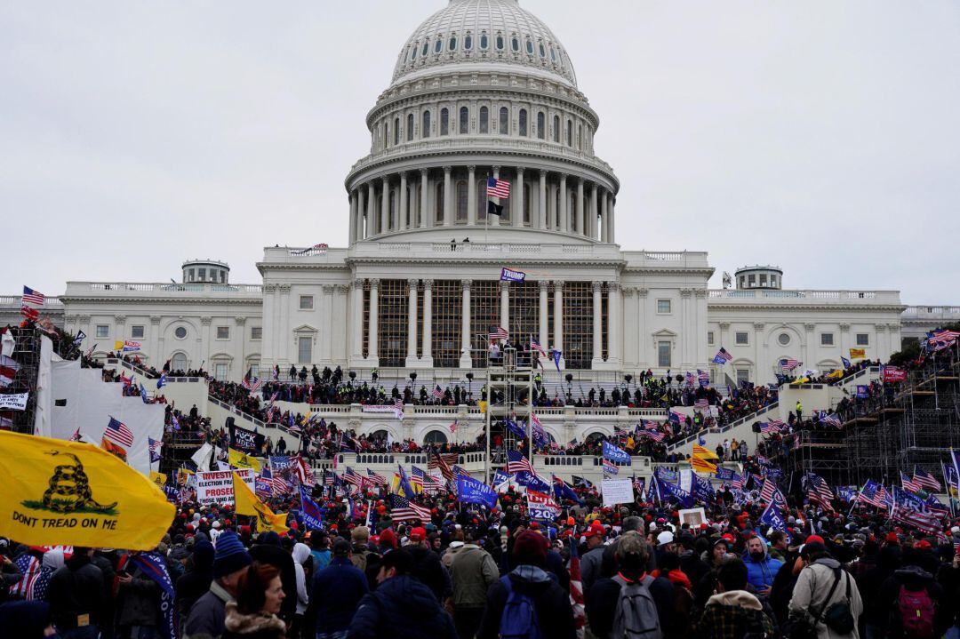 Seguidores de Donald Trump irrumpen durante unas protestas en los terrenos del Capitolio de los Estados Unidos