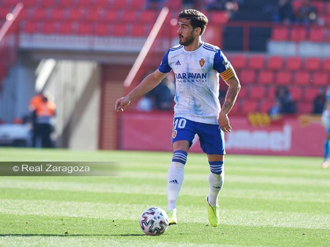 Javi Ros conduce el balón en el partido frente al Nástic