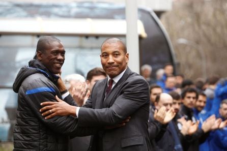 El exfutbolista del Deportivo, Mauro Silva, saluda al entrenador del club, Clarence Seedorf