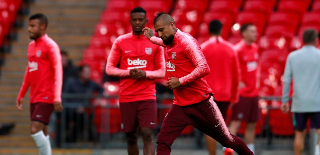 Arturo Vidal, durante un calentamiento del FC Barcelona