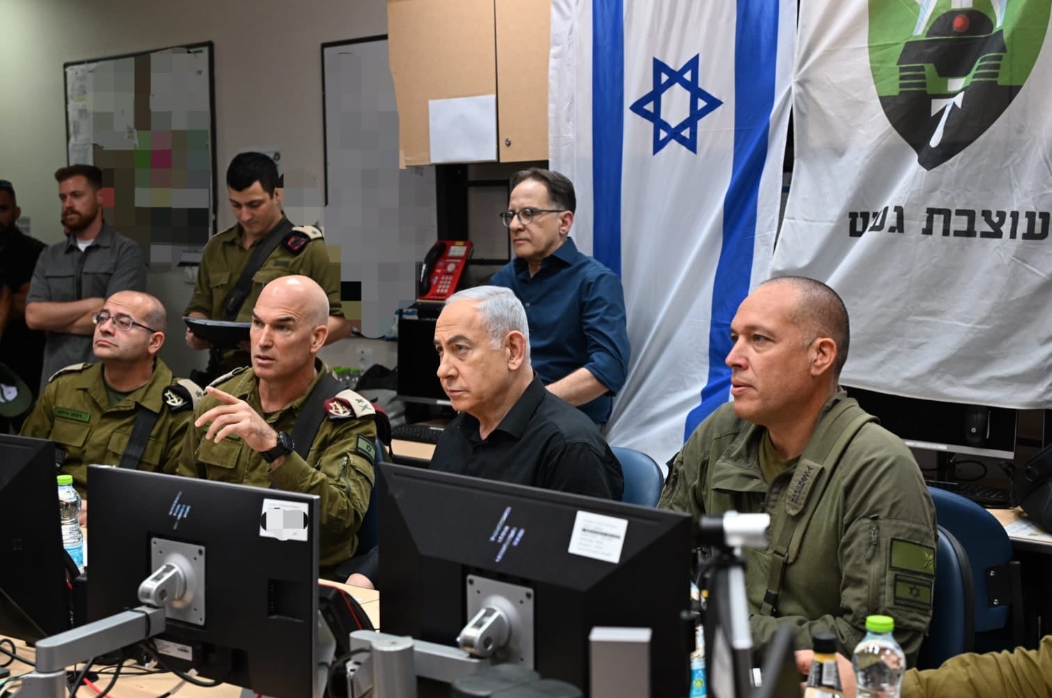 El primer ministro israelí, Bejamín Netanyahu, en una reunión con soldados desplegados en el frente norte del país