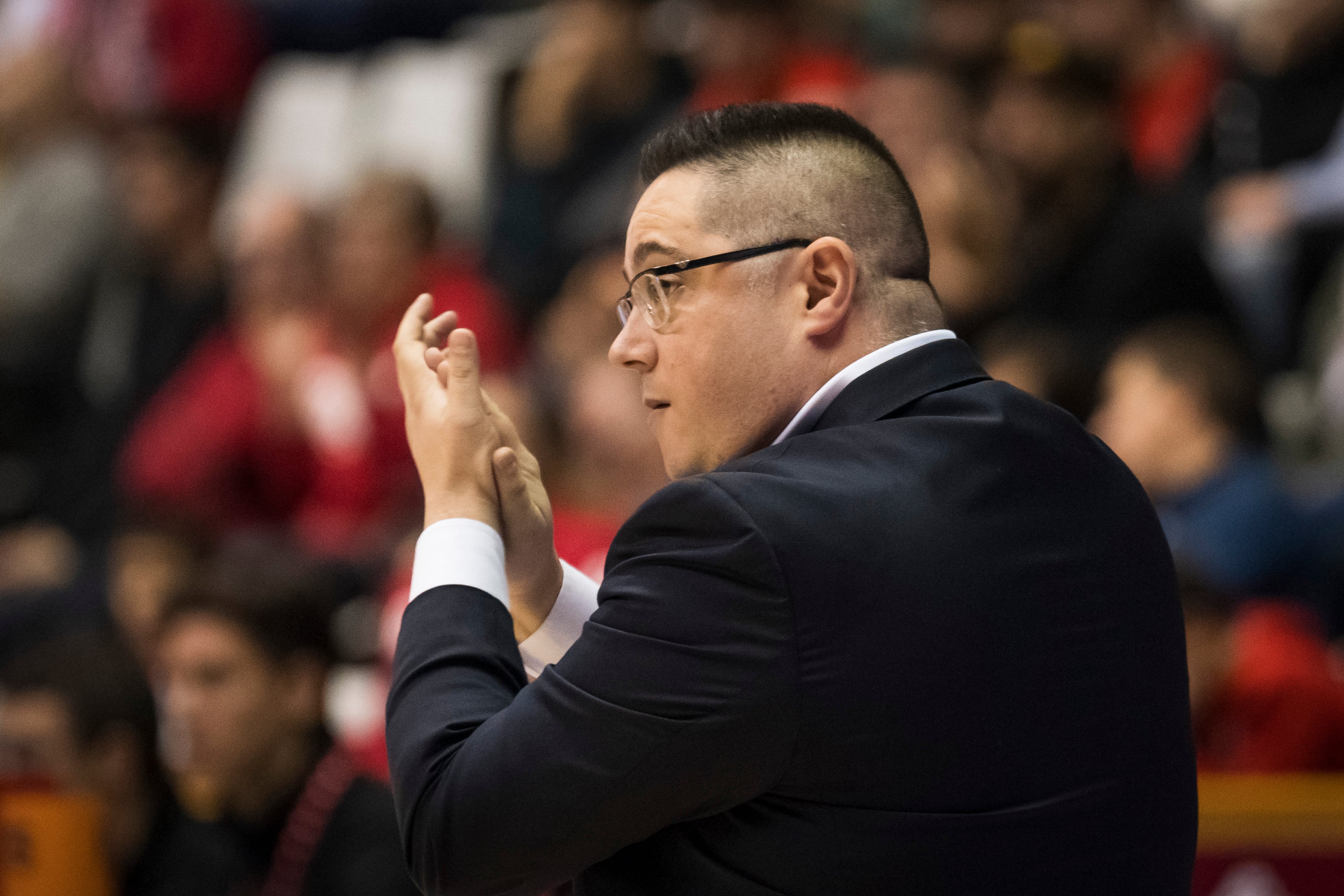 Girona, 14/12/2024.- Diego Epifanio, entrenador del Leyma Coruña, durante el partido de la Liga Endesa de la jornada 11 entre el Basquet Girona y el Leyma Coruña, este sábado en el pabellón de Fontajau.-EFE/David Borrat.
