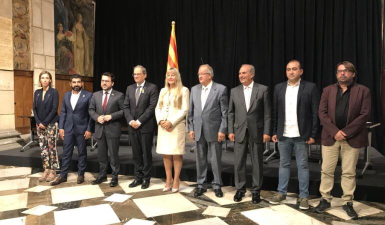 La consellera d'Empresa, de Treball, d'Economia, el president de la Generalitat, la presidenta de Fepime, de Foment del Treball i de Pimec i els secretaris generals de CCOO i UGT a Catalunya després de la signatura de l'AIC