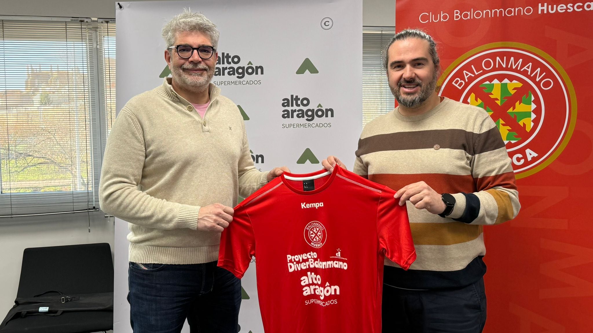 Agustín Cabrero, adjunto a gerencia de Cabrero e Hijos y Néstor Oliva, gerente del Club Balonmano Huesca