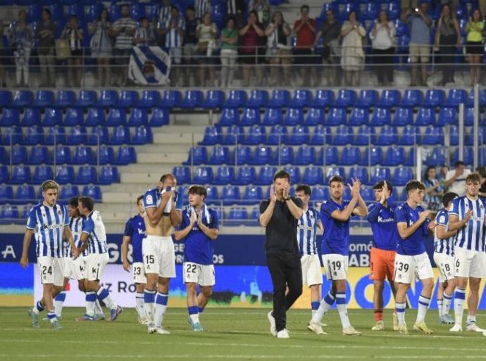 Los jugadores del Sanse y  Xabi Alonso aplauden a los seguidores de El Alcoraz tras descender