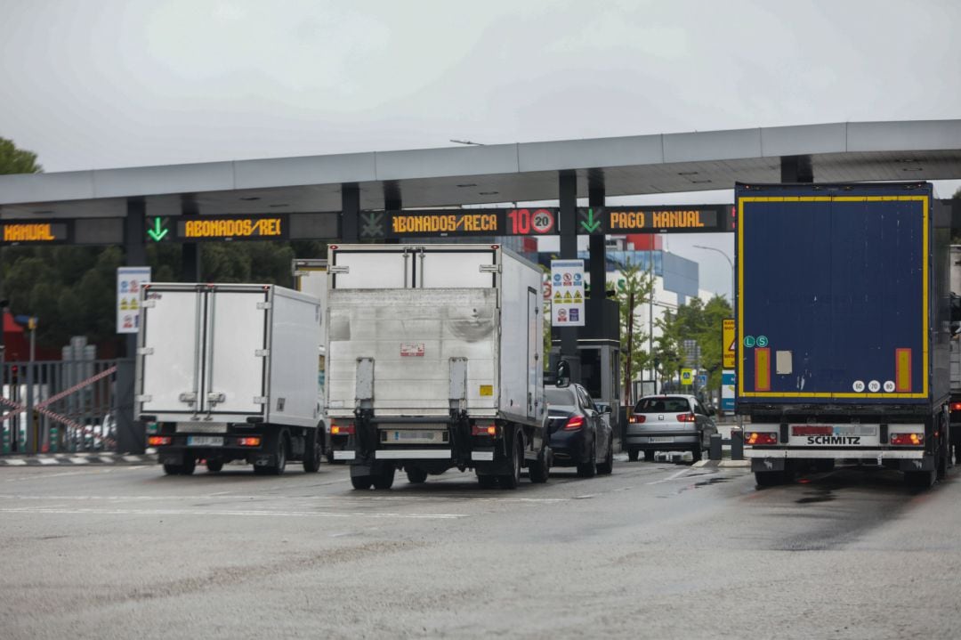 Archivo - Varios camiones esperan para pasar por el peaje de acceso a Mercamadrid el pasado 15 de abril de 2020