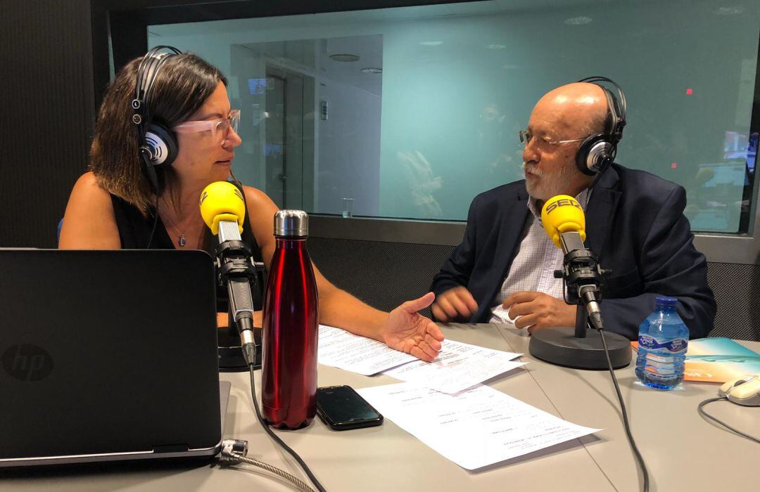 Àngels Barceló y José Félix Tezanos, durante la entrevista. 