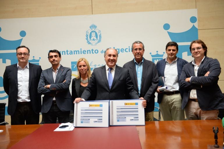 José Ignacio Landaluce, en el centro de la imagen, junto al proyecto de los colectores que financaría Acuamed.