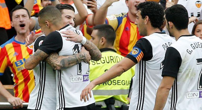 Los jugadores del Valencia celebran un gol en Mestalla