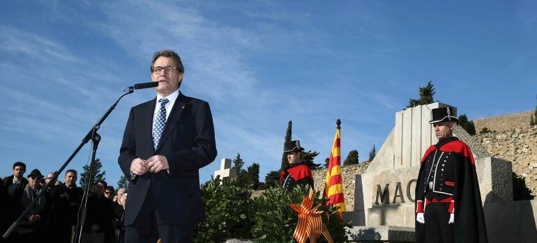 GRA024. BARCELONA, 25/12/2014.- El presidente de la Generalitat, Artur Mas, pronuncia unas palabras tras la ofrenda floral ante la tumba del que fue presidente de la Generalitat, Francesc Macià, fallecido en Navidad de 1933. EFE/Toni Albir