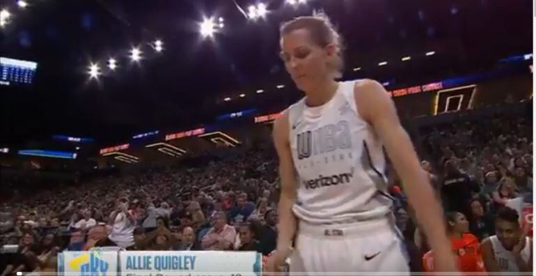 Allie Quigley antes de empezar a lanzar