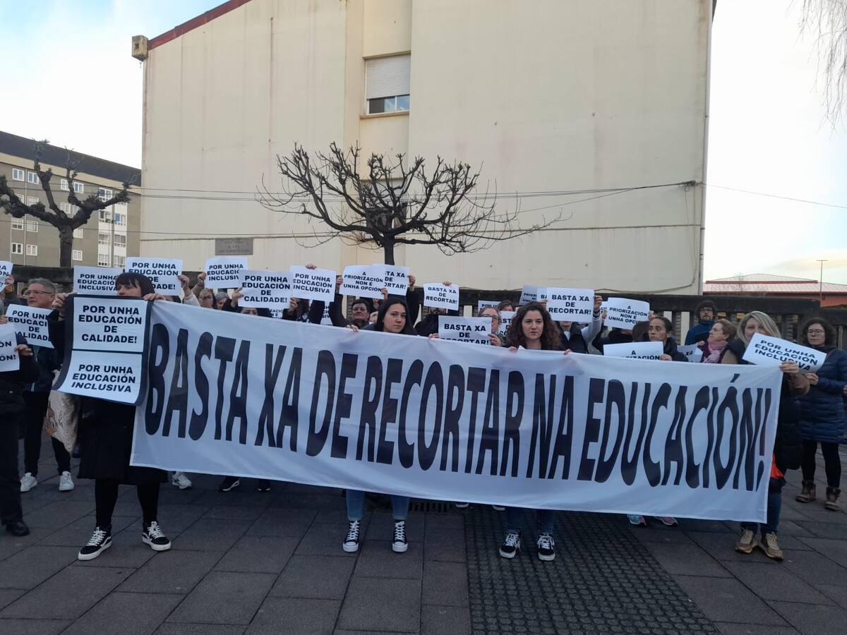 Manifestación en el Colegio María Barbeito al grito de "Basta xa de recortes"