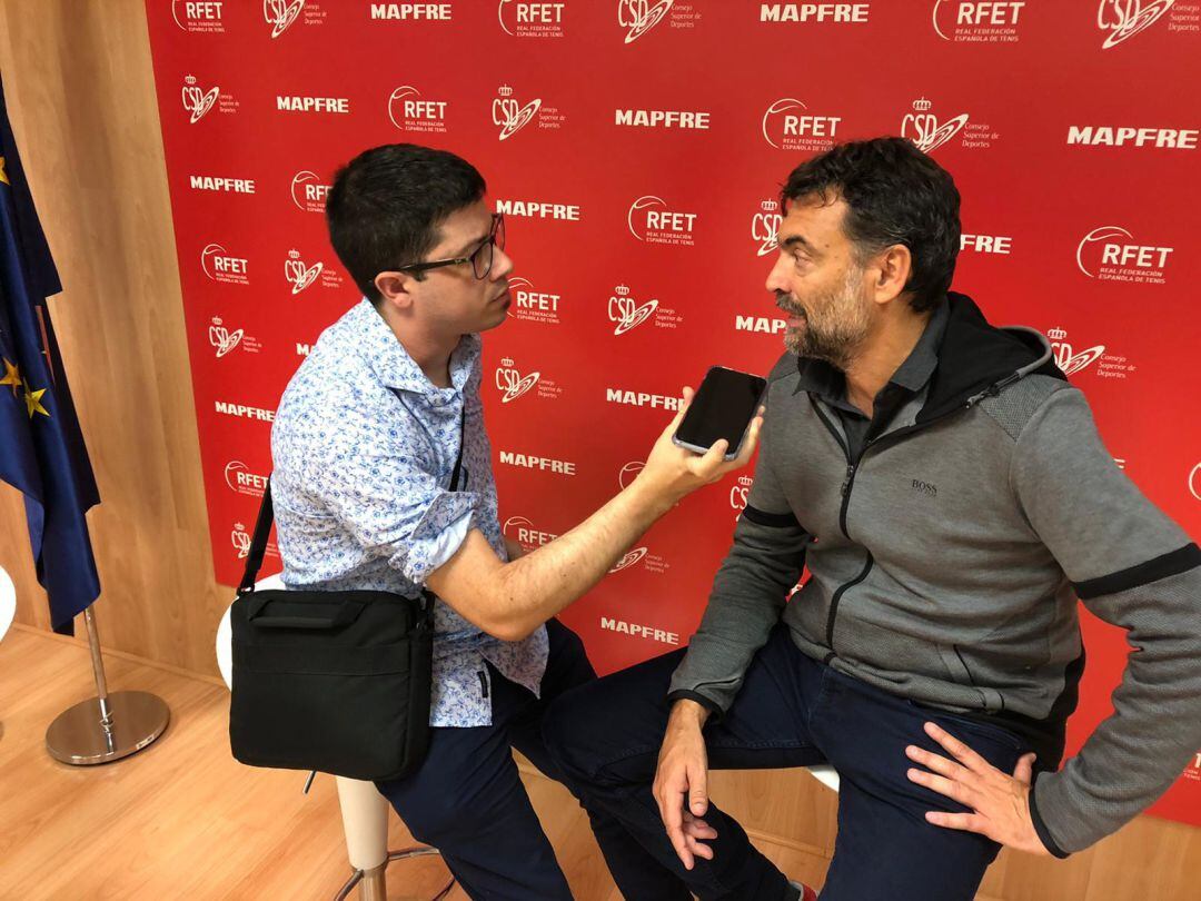 Sergi Bruguera, junto al periodista de la SER, Álvaro Benito