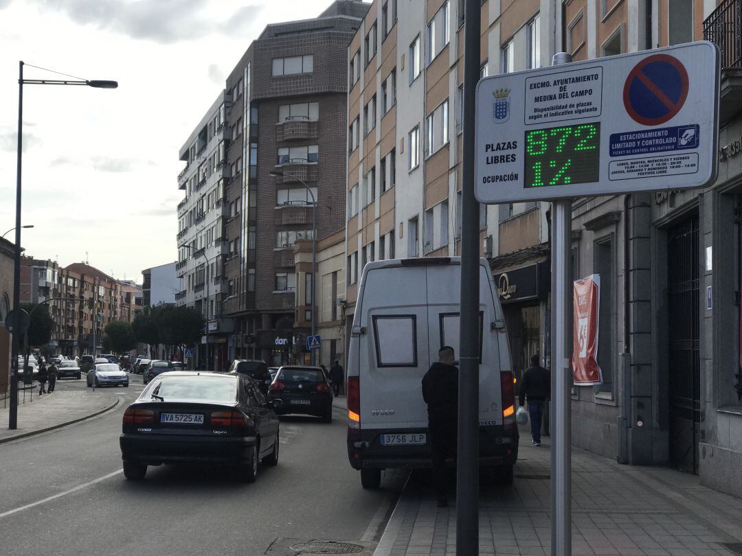 Panel informacivo de las plazas libres y ocupación de la zona azul de Medina del Campo