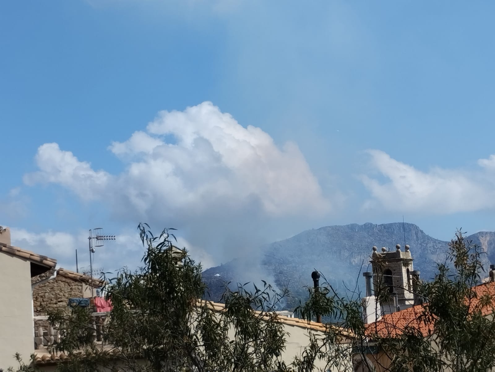 Imagen del humo producido por un rebrote y que se apreciaba desde el casco urbano de Pego