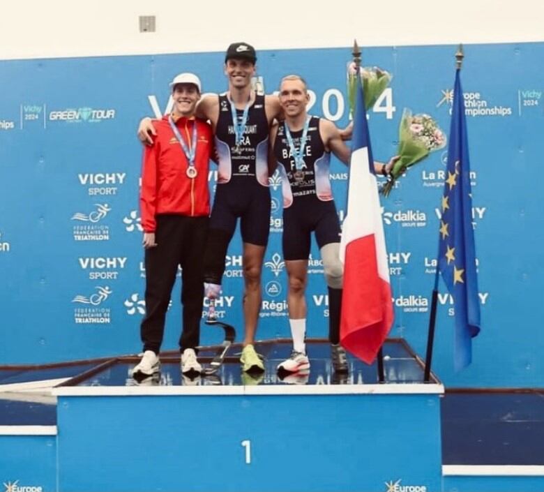 Nil Riudavets, amb xandall vermell, va ser segon després d'una nova exhibició al tram de cursa a peu.