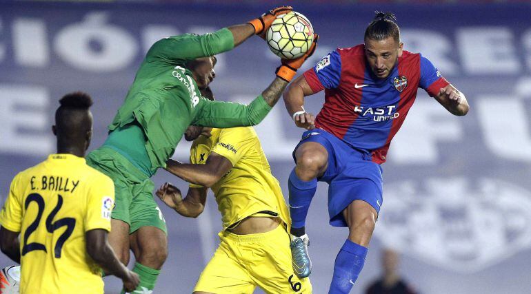 El delantero argelino del Levante Nabil Ghilas ante el portero del Villarreal, el francés Alphonse Aréola