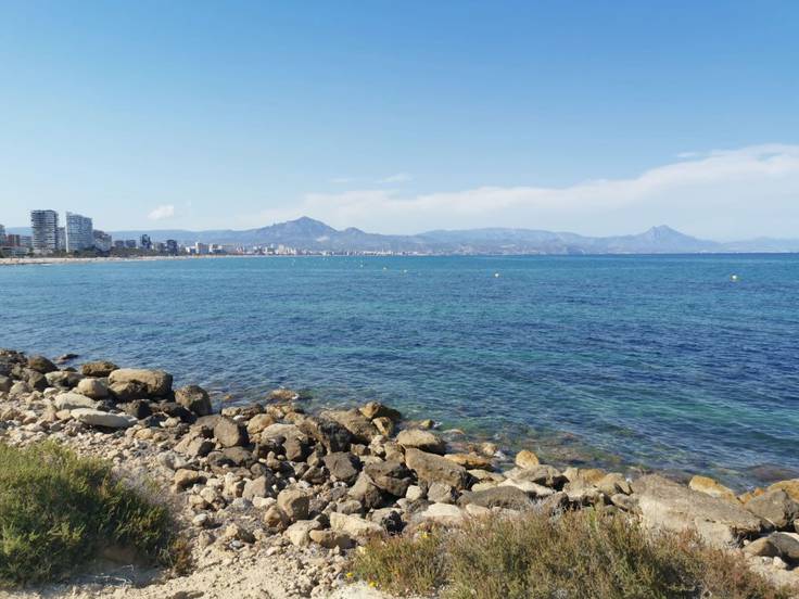 Imagen del mar Mediterráneo desde la zona del Cabo de las Huertas de Alicante. (Imagen de archivo)