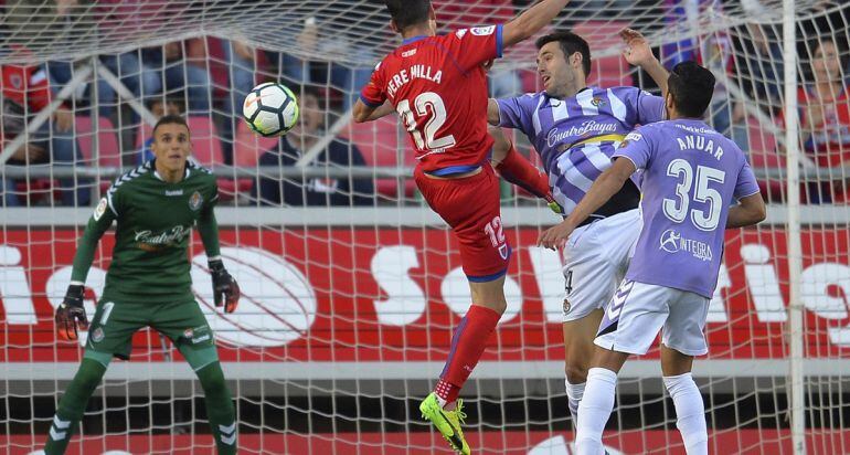 Pere Milla intenta rematar un balón en la ida de la final del playoff frente al Valladolid