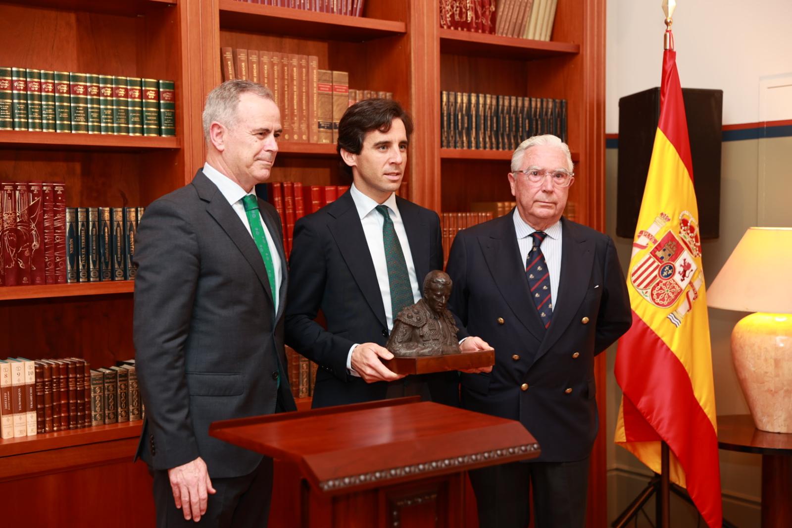 Juan Ortega, en el centro de la imagen, recibe el Memorial Manolo Vázquez