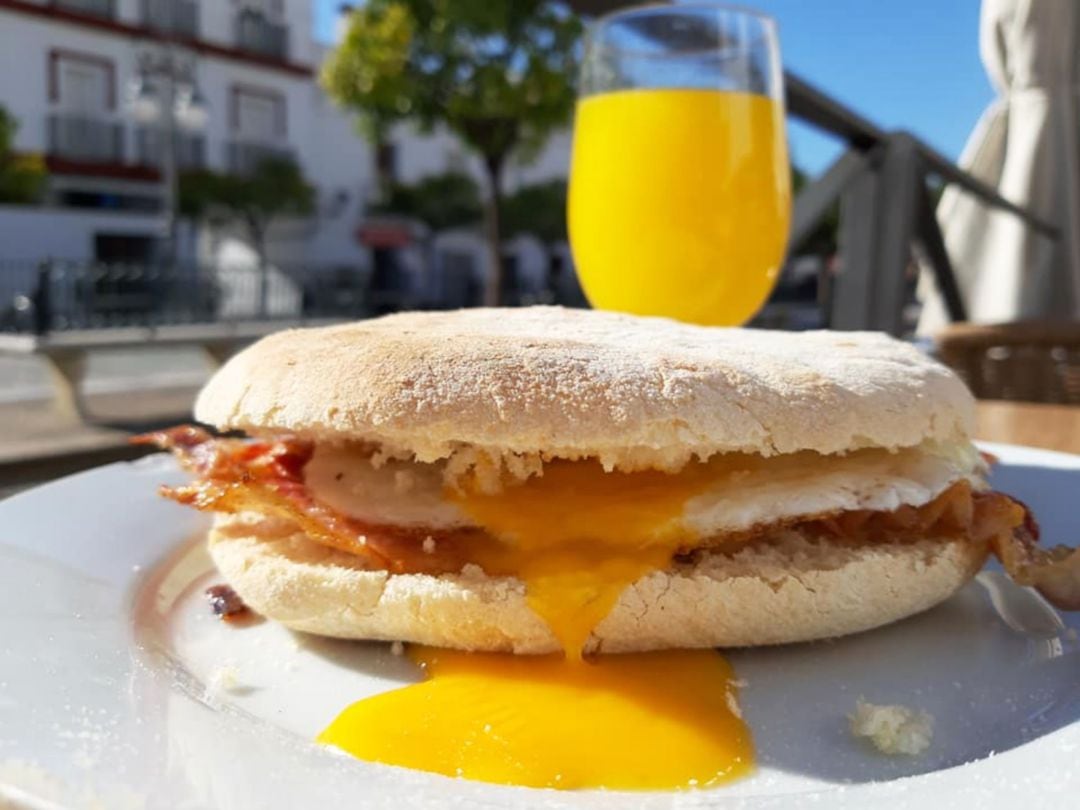 Mollete con panceta y huevo frito y zumo de naranja natural en La Bodeguita, en Algodonales