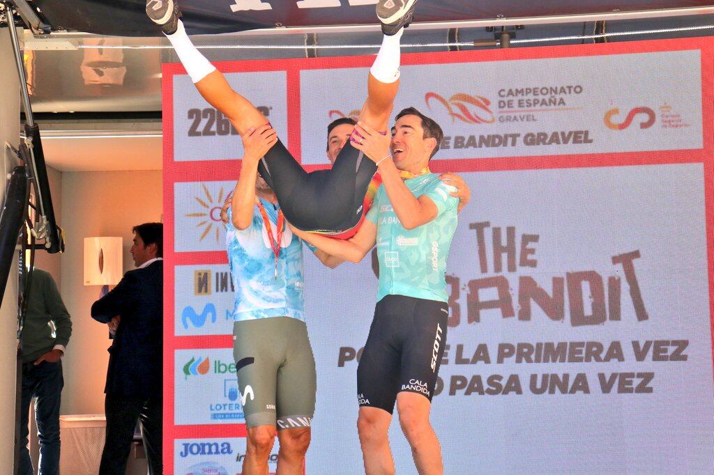 El ciclista jiennense José Manuel Díaz Gallego aupado por sus compañeros del podio el I Campeonato de España de Gravel.