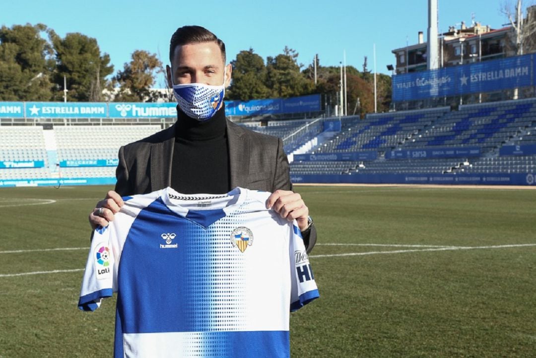 Álvaro Vázquez posa en la Nova Creu Alta con su nueva camiseta.