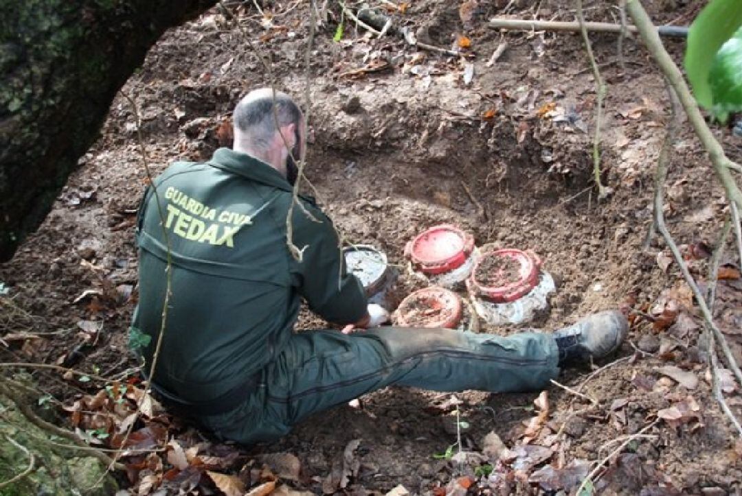 La Guardia Civil ha detenido a tres exmiembros de ETA como responsables de un antiguo zulo de explosivos de la banda descubierto de manera fortuita por un ciudadano en junio de 2019 en Atauri 