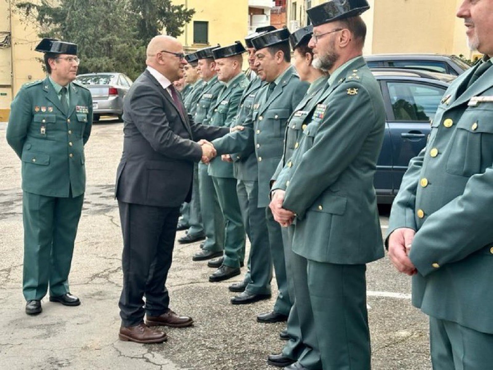 El subdelegado del Gobierno de España en Jaén, Manuel Fernández, saluda a altos cargos de la Guardia Civil.