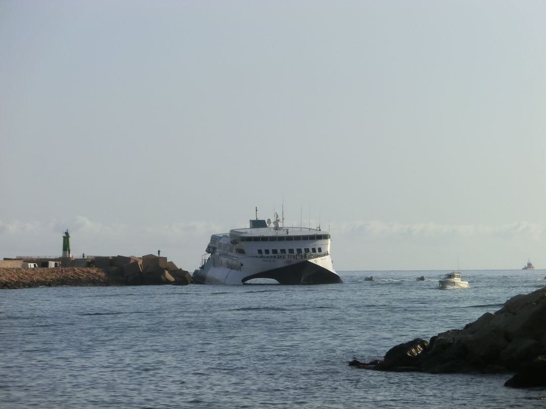 Imagen del sábado por la mañana del fast ferry Pinar del Río, de Baleària, encallado en el puerto de Dénia. 