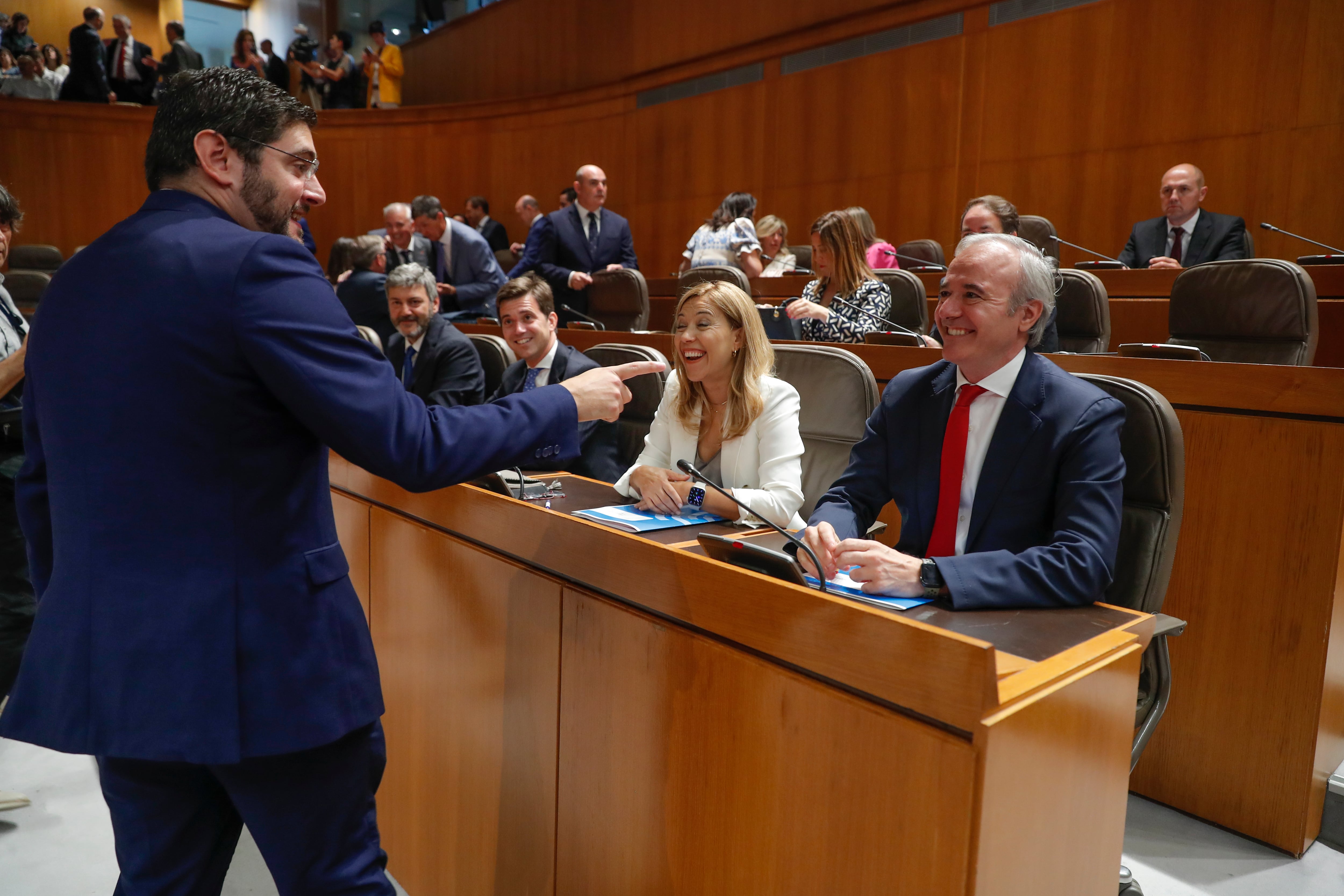 El diputado de VOX Alejandro Nolaso saluda al diputado del PP Jorge Azcón, al inici del pleno de constitución de las Cortes de Aragón, este viernes. EFE/ Javier Cebollada