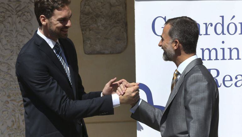 El rey Felipe VI felicita al jugador de baloncesto Pau Gasol, al que ha entregado el premio Camino Real del Instituto Franklin-UAH.