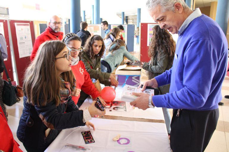 Estudiantes de la UCO conciencian sobre la prevención del SIDA.