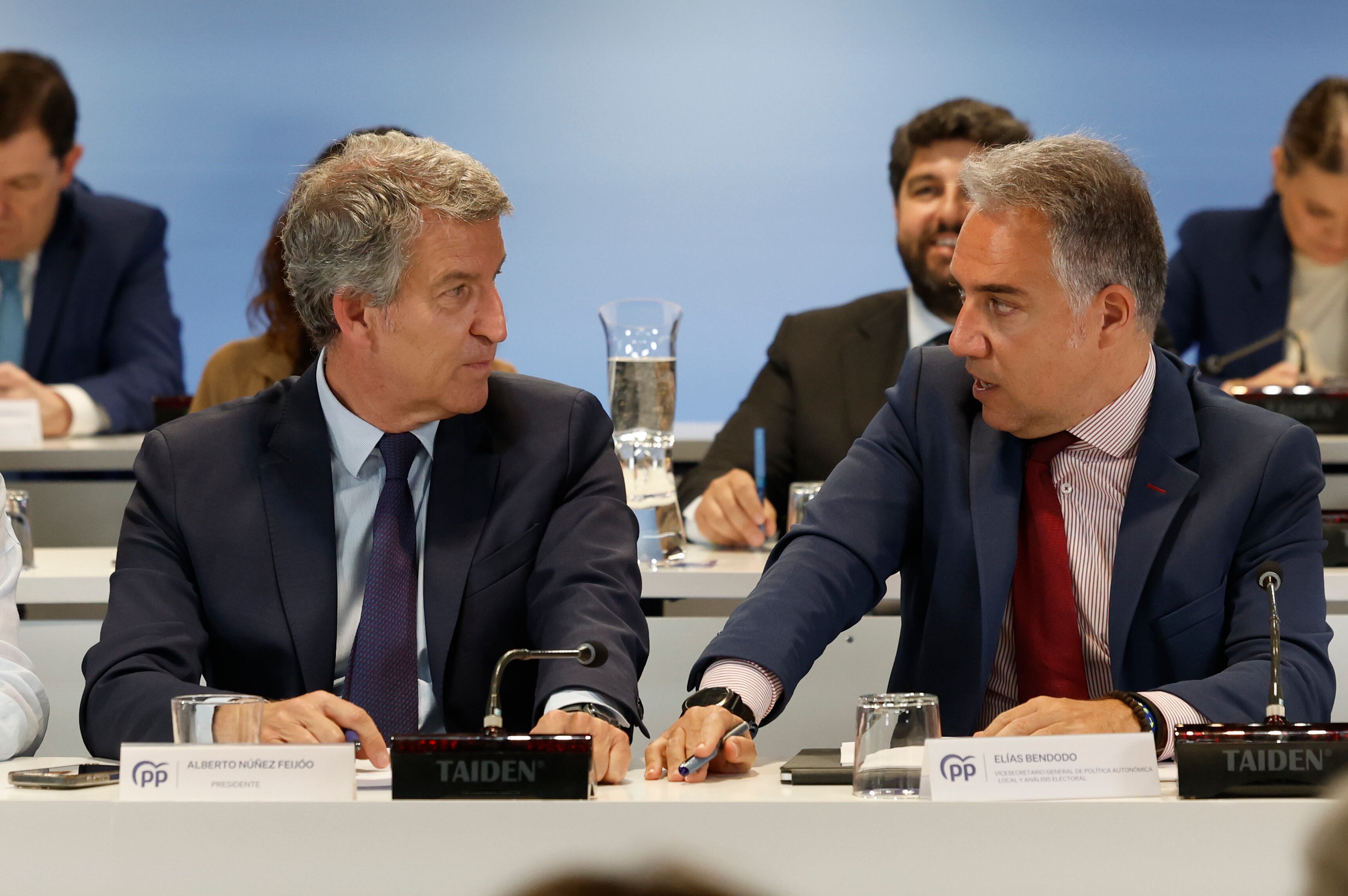 El líder del PP, Alberto Núñez Feijóo conversa con Elías Bendodo durante la reunión de la Junta Directiva Nacional del partido que se celebra este lunes en Madrid.