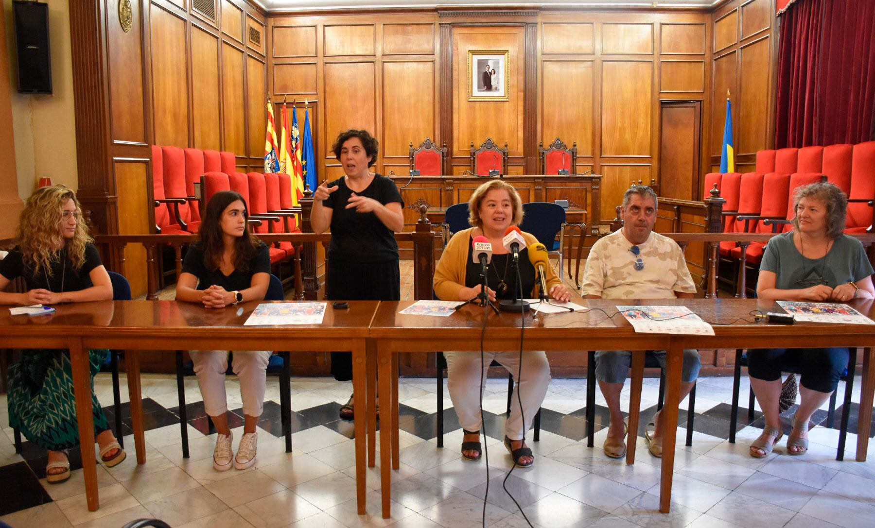 Los participantes en la rueda de prensa de presentación de Les Trobades Solidàries junto a la concejal de Políticas Inclusivas, Aranza de Gracia. Foto: Ajuntament d&#039;Alcoi