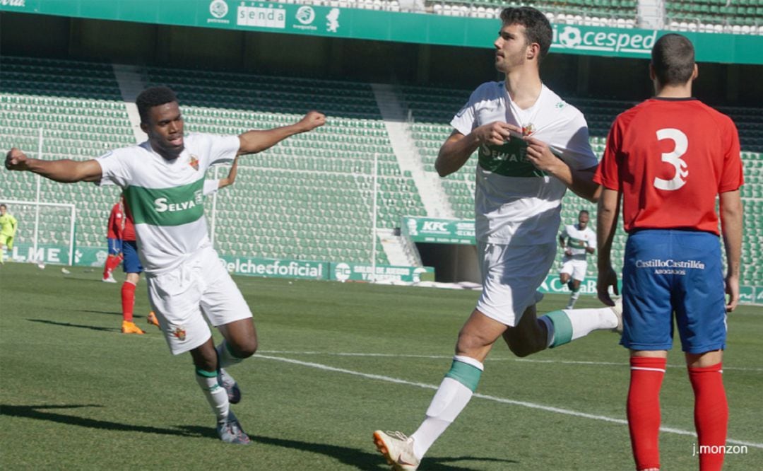 Nacho Ramón celebra un gol con el Ilicitano en el Martínez Valero