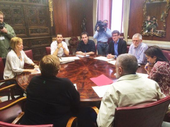 Los nuevos portavoces de los grupos municipales reunidos por primera vez en el Ayuntamiento de Vitoria