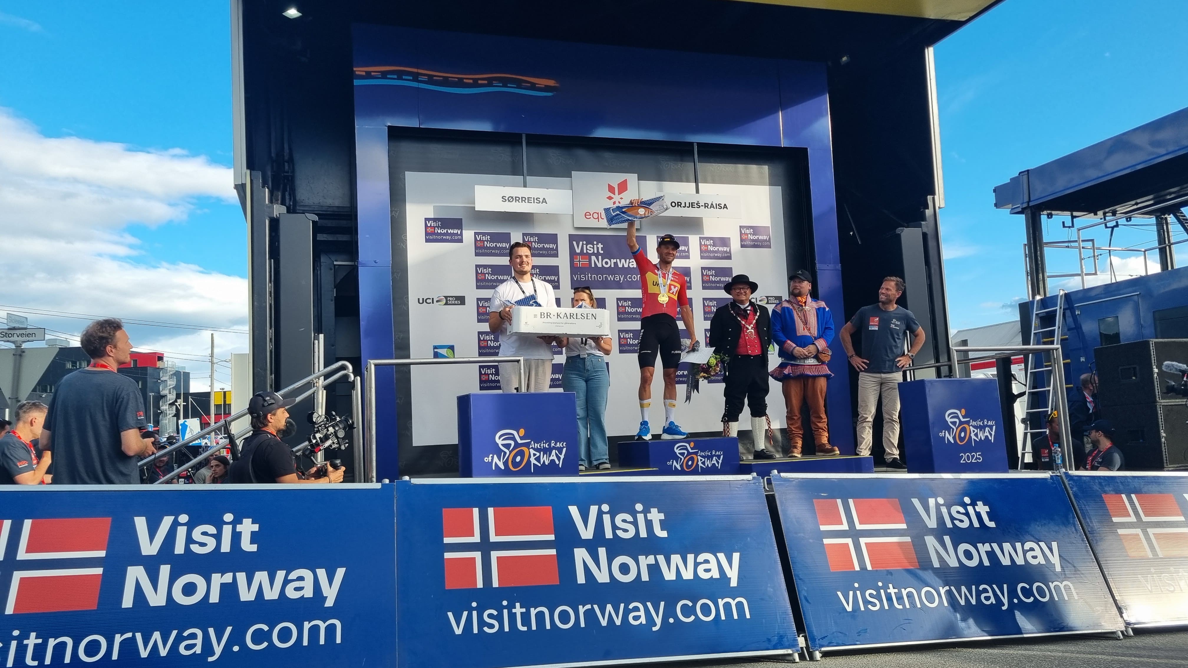 Podio de la Arctic Race 2025 al término de la segunda etapa