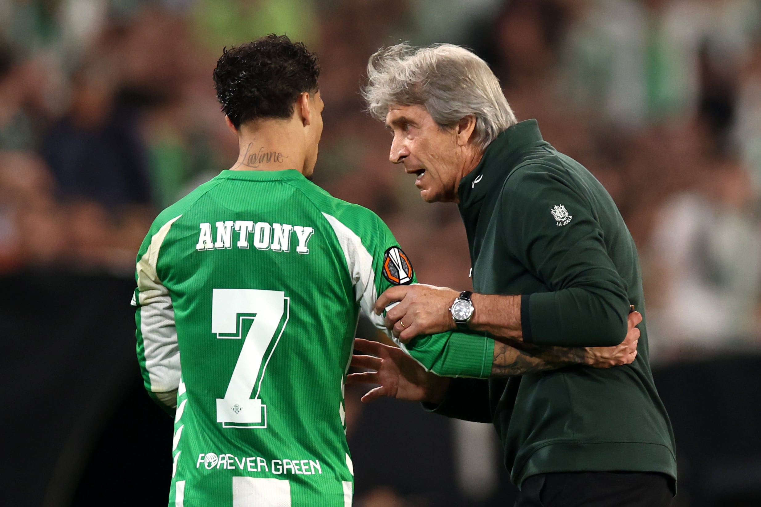 Pellegrini habla con Antony duante el partido de Europa League entre el Real Betis y el Sporting de Braga en La Cartuja. (Photo by Fran Santiago/Getty Images)