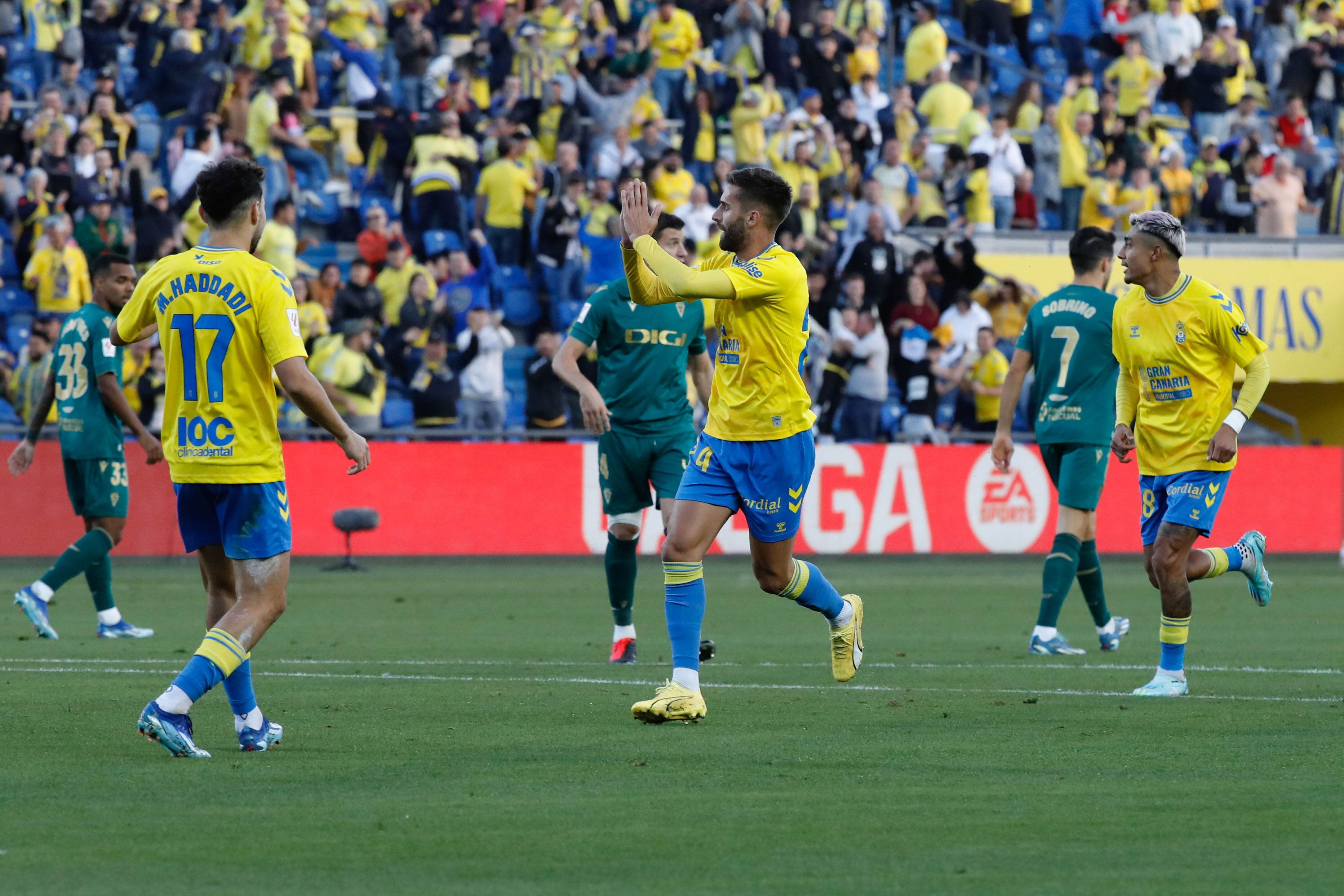 LAS PALMAS DE GRAN CANARIA, 17/12/2023.- El centrocampista de la UD Las Palmas Francisco Jesús Crespo &quot;Pejiño&quot; (c) celebra su gol durante el partido correspondiente a la jornada 17 de Liga en Primera División que UD Las Palmas y Cádiz CF disputan este domingo en el estadio de Gran Canaria, en Las Palmas de Gran Canaria. EFE/ Elvira Urquijo A.
