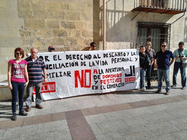 Concentración de CCOO esta mañana en la plaza de Baix