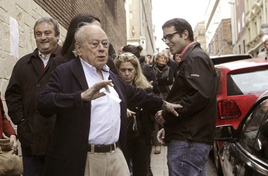 El expresidente de la Generalitat Jordi Pujol guarda cola en el instituto Montserrat de Barcelona,donde depositó su papeleta en la jornada participativa