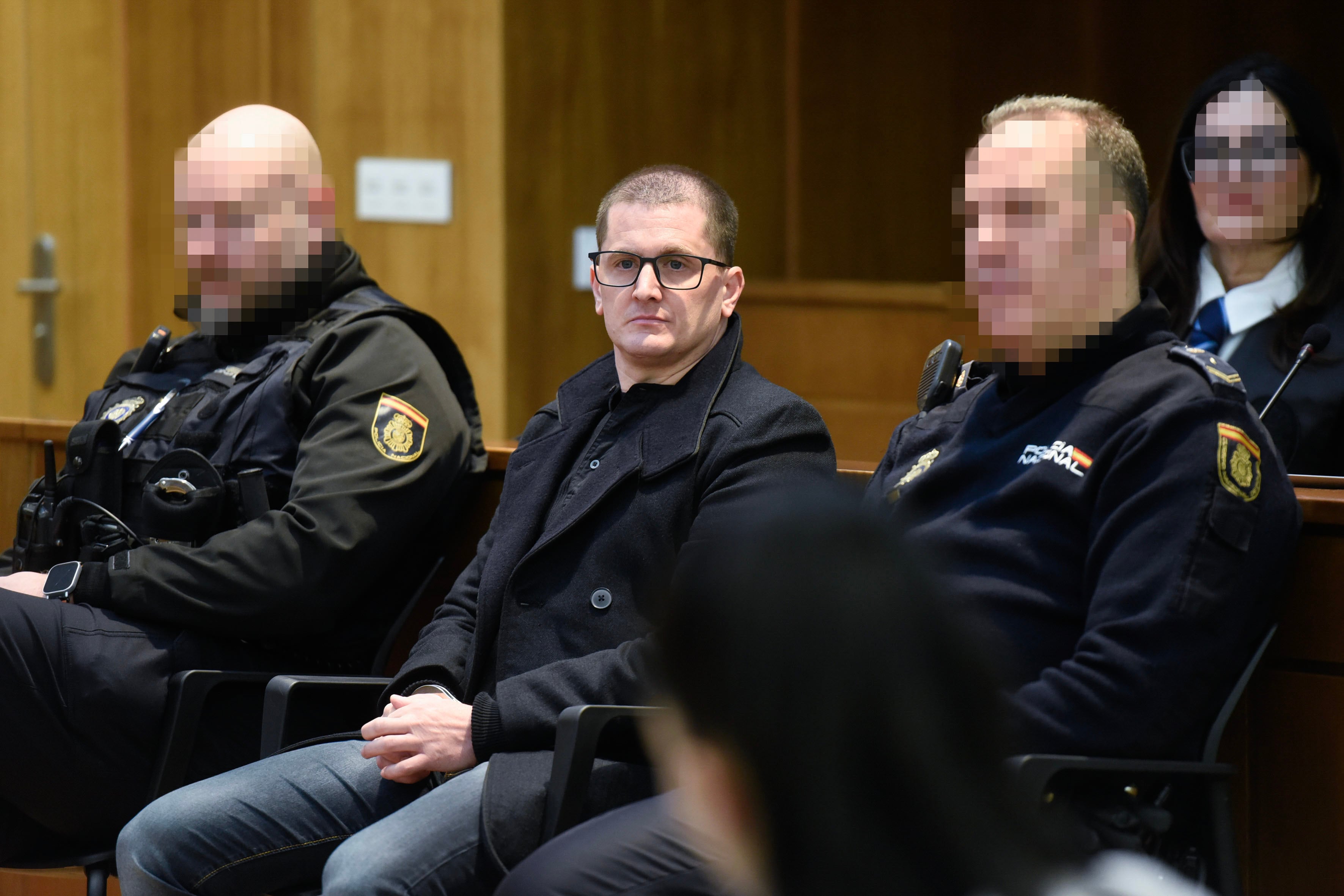 HUESCA, 16/02/2026.- Sergio D. E.(c), durante la segunda sesión del juicio en la Audiencia Provincial de Huesca, en el que se le acusa del homicidio de un joven ocurrido en octubre de 2023 en un bar en la localidad de Boltaña en la provincia de Huesca, tras una discusión por una cerveza. El principal testigo del homicidio ha declarado este lunes ante el jurado que enjuicia los hechos que vio al procesado apuñalar a la víctima tras un intercambio de puñetazos entre ambos, un testimonio que ha cuestionado en su interrogatorio la letrada de la defensa. EFE/Javier Blasco