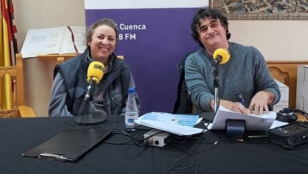 La empresaria Alexandrina Chirea, de la carpintería Lodi Block de Valera de Abajo junto a Paco Auñón, director y presentador de Hoy por Hoy Cuenca.