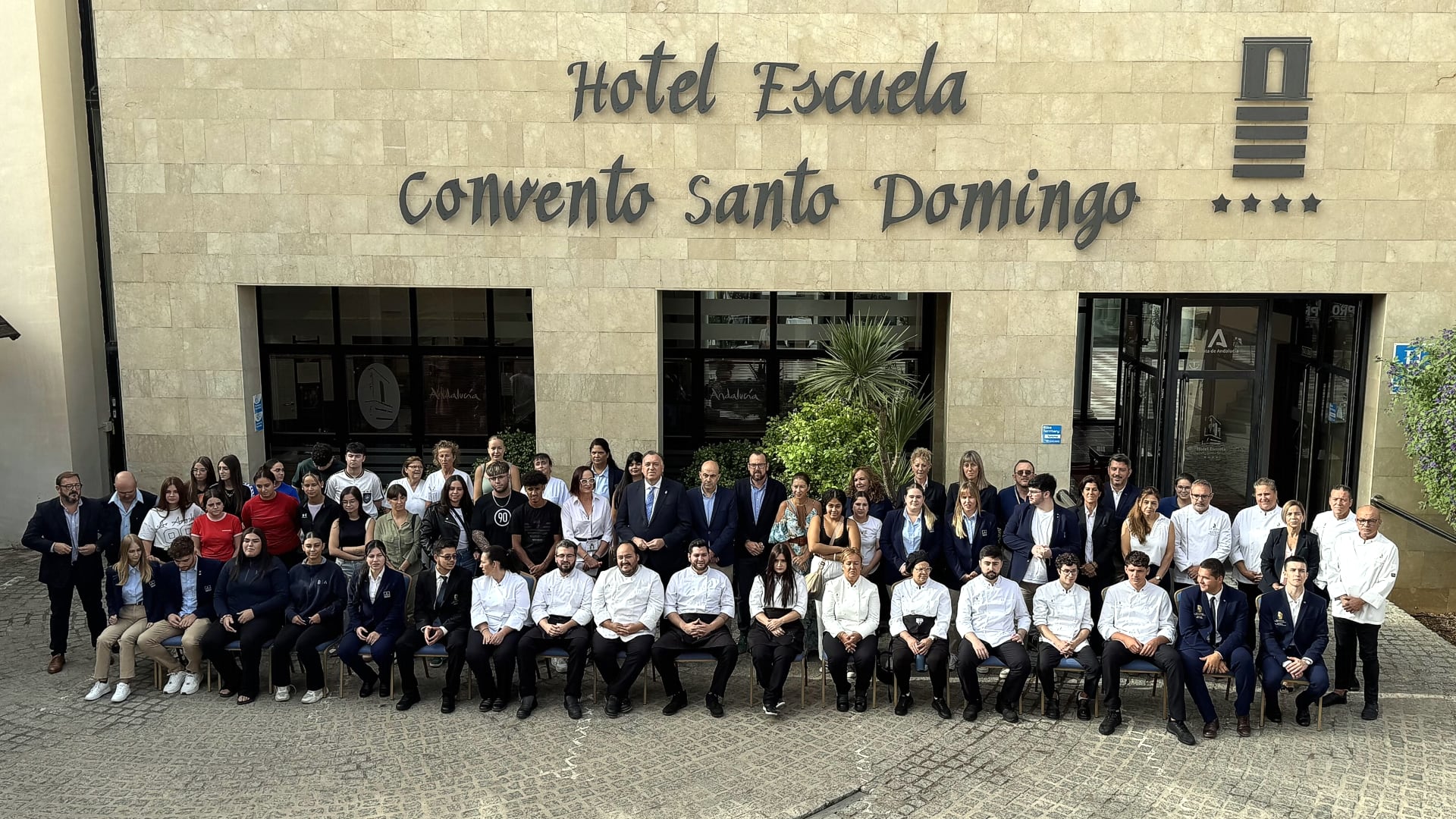 Foto de familia del inicio del curso en el Hotel Escuela Convento de Santo Domingo de Archidona
