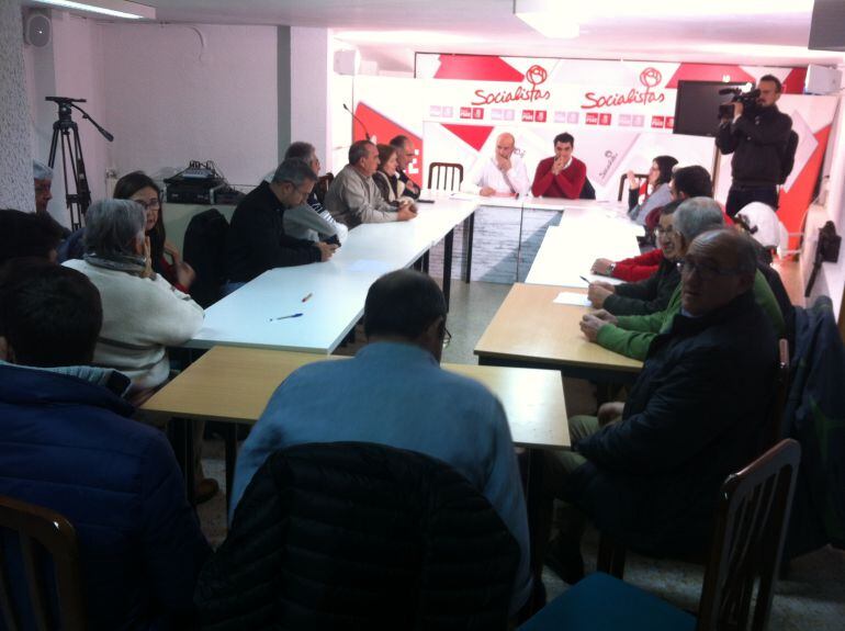 Imagen de la reunión de los militantes integrantes de la plataforma "Primarias y congreso ya", en la sede del partido socialista de Segovia.