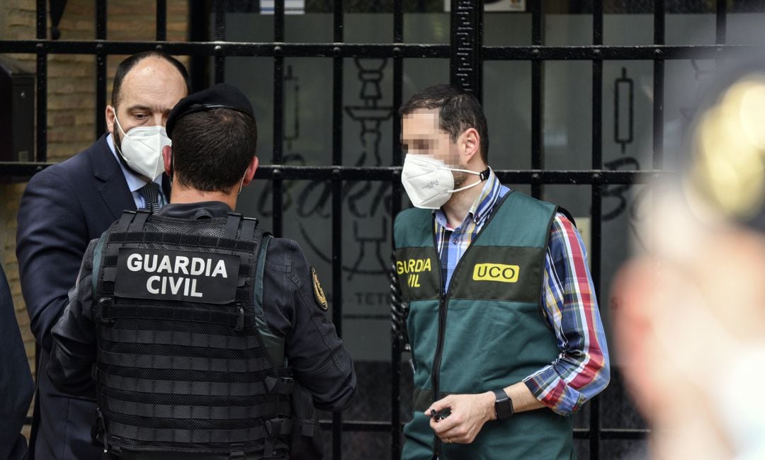 Un grupo de agentes de la Unidad Central Operativa de la Guardia Civil (UCO), durante un registro en el domicilio del subdelegado del Gobierno en Valencia, Rafael Rubio, a 13 de mayo de 2021, en Valencia, Comunidad Valenciana (España)