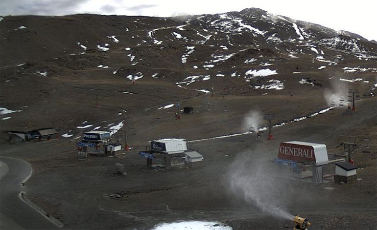 Cetursa Sierra Nevada ha puesto en marcha a las 13h de este sábado el sistema de producción de nieve en las pistas de la estación de esquí